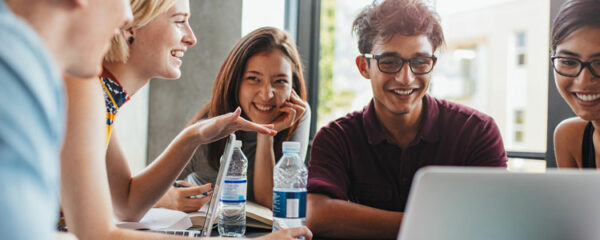 groupe jeunes derrière ordinateur