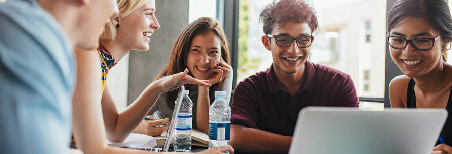 groupe jeunes derrière ordinateur